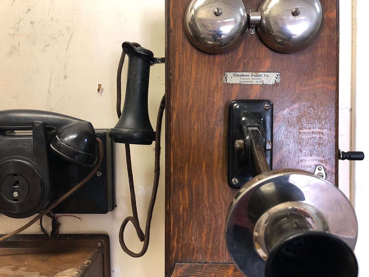 Image of antique telephone from Westlock Pioneer Museum